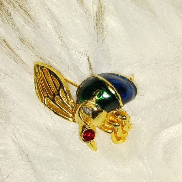 Vintage Jewelry - Vintage Hornet brooch with red gem